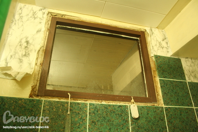 Для чего окно в ванной в хрущевке. Окно между ванной и кухней. Пластиковое окно между ванной и кухней. Форточка в ванной комнате. Окно в ванную в хрущевке.