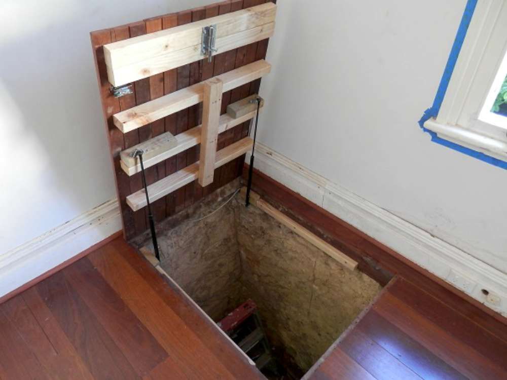 Двери в подвал дома. Потайная лестница в подвал. Лестница в погреб в доме. Дверь в подполье в частном доме. Дверь в подвал в частном доме.