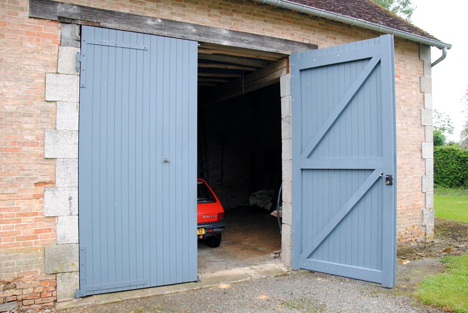 Двери в гараж. Деревянные ворота в гараж. Гаражные ворота с дверью. Деревянные ворота в гараж распашные. Распашные ворота для сарая.