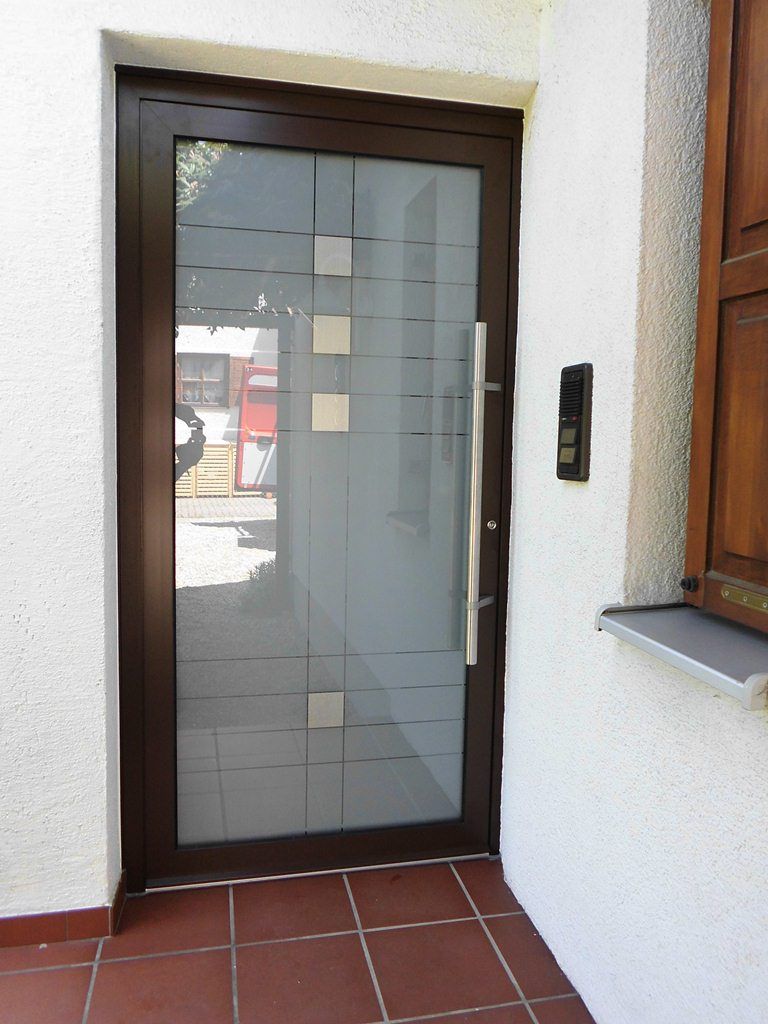 Дверь коричневая со стеклом. Дверь пластиковая со стеклом входная. Алюминиевые двери со стеклом входные. Алюминиевая дверь со стеклом. Дверь со стеклом входная.