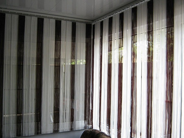 Жалюзи вертикальные на балкон с раздвижными окнами фото