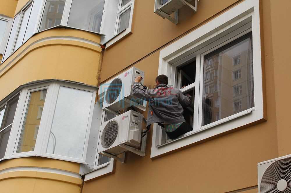 Можно установить кондиционер на застекленном балконе. Кондиционер на фасаде. Кондиционер на балконе. Кондиционер на фасаде балкона. Наружный блок кондиционера на балконе.
