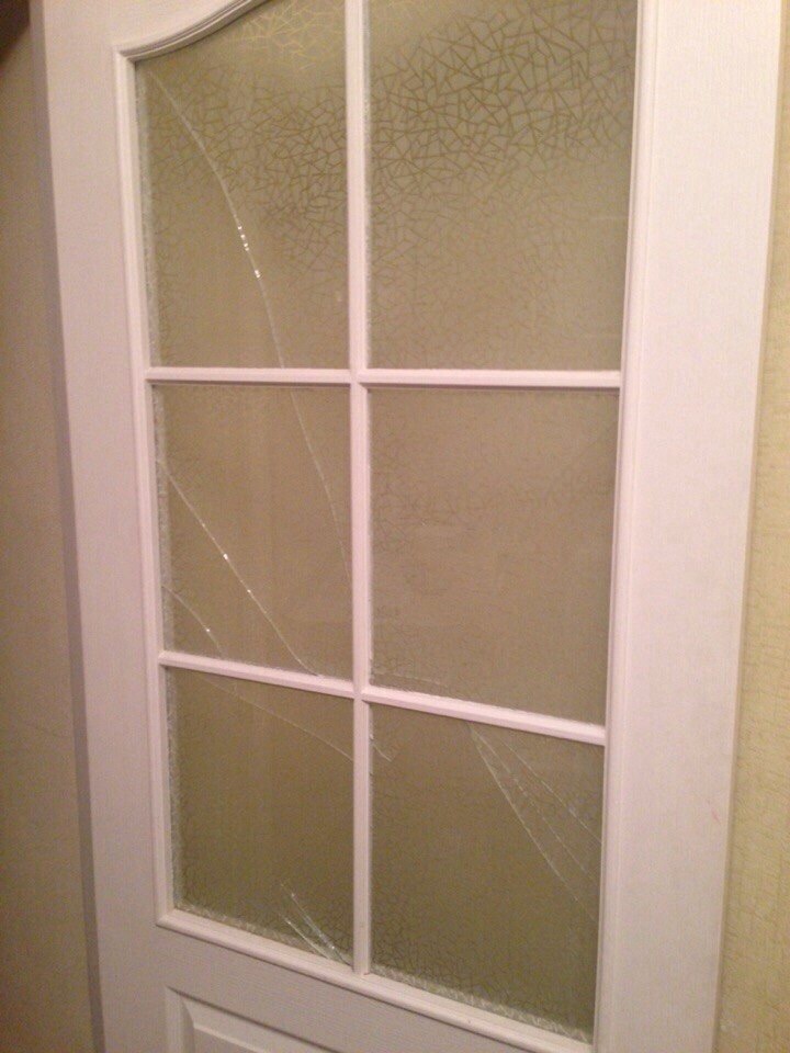 Что можно вместо стекла. Разбилось стекло в межкомнатной двери. Дверь с разбитым стеклом. Межкомнатная дверь с разбитым стеклом. Дверь со вставками стекла.