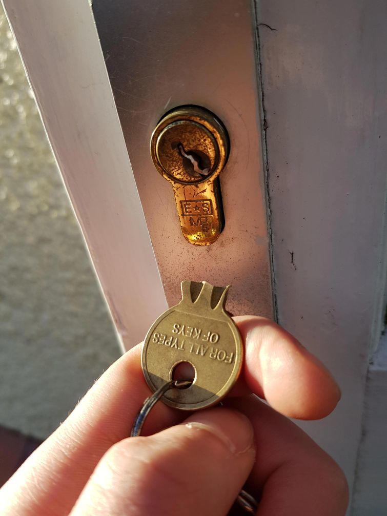 Забыла ключ в двери. Сломанный ключ. Сломанный ключ в замке. Ключ застрял в замке. Сломанный ключ в двери.