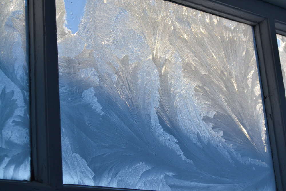При сильных морозах на стеклах окон. Морозное окно. Иней на окне. Комната с морозным окном. Окна покрытые инеем.