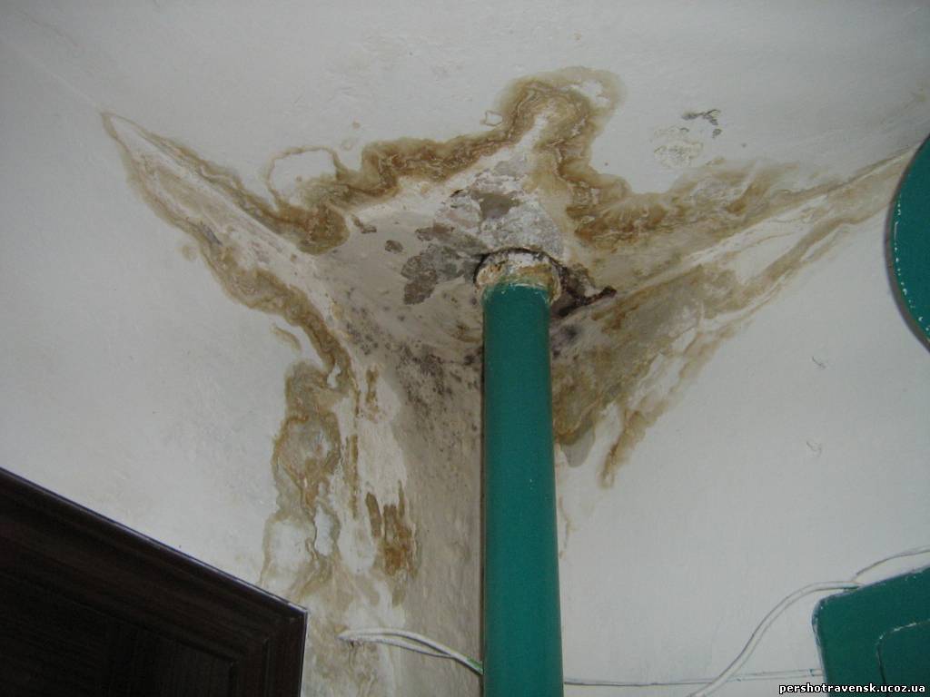 Трещина снизу. Протечки потолка в ванной. Потолок после затопления. Трубы на потолке. Подтеки на потолке.