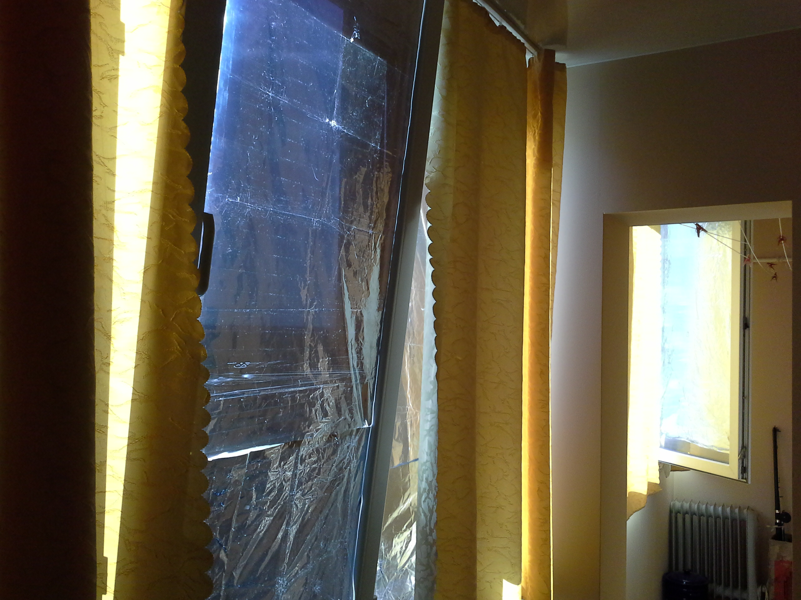 Чем закрыть окна во время. Фольга на окна. Фольга на окна от солнца. Отражающая фольга для окон. Фольгированная штора для окон.