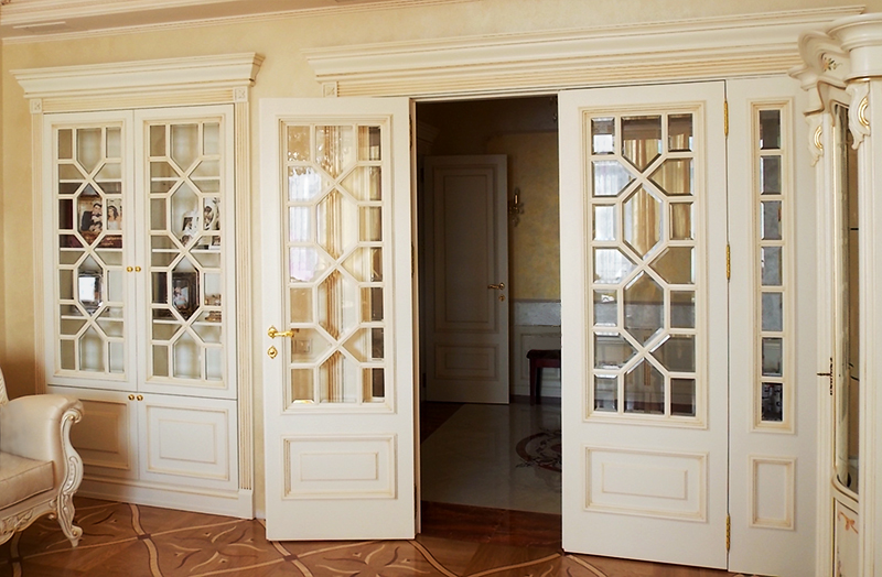 Дверь классика стекло. Классические двери межкомнатные. Межкомнатная дверь классика. Двери в классическом стиле. Французские двери межкомнатные.