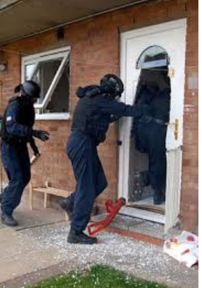 Захват квартир. Полиция врывается в дом. Полиция выламывает дверь. Выбивание двери спецназом. Выбитая дверь.