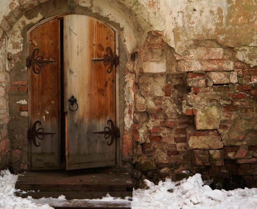 Безумная дверь. Старинная дверь. Двери в старинных домах. Красивые двери. Открытая дверь.