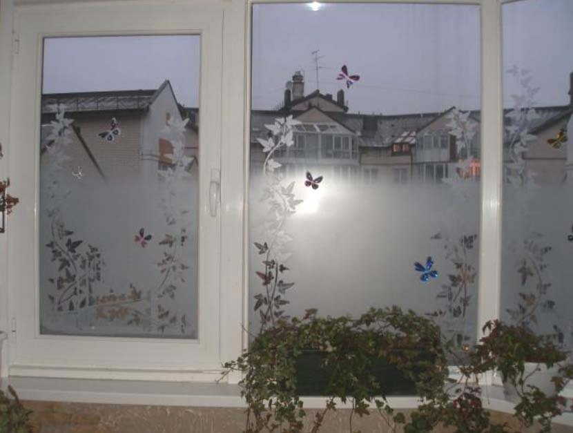Пленка на окно чтобы не было видно. Плёнка на окна декоративная. Пленка на окна с изображением. Самоклейка на окна балкона. Декоративная пленка на балкон.