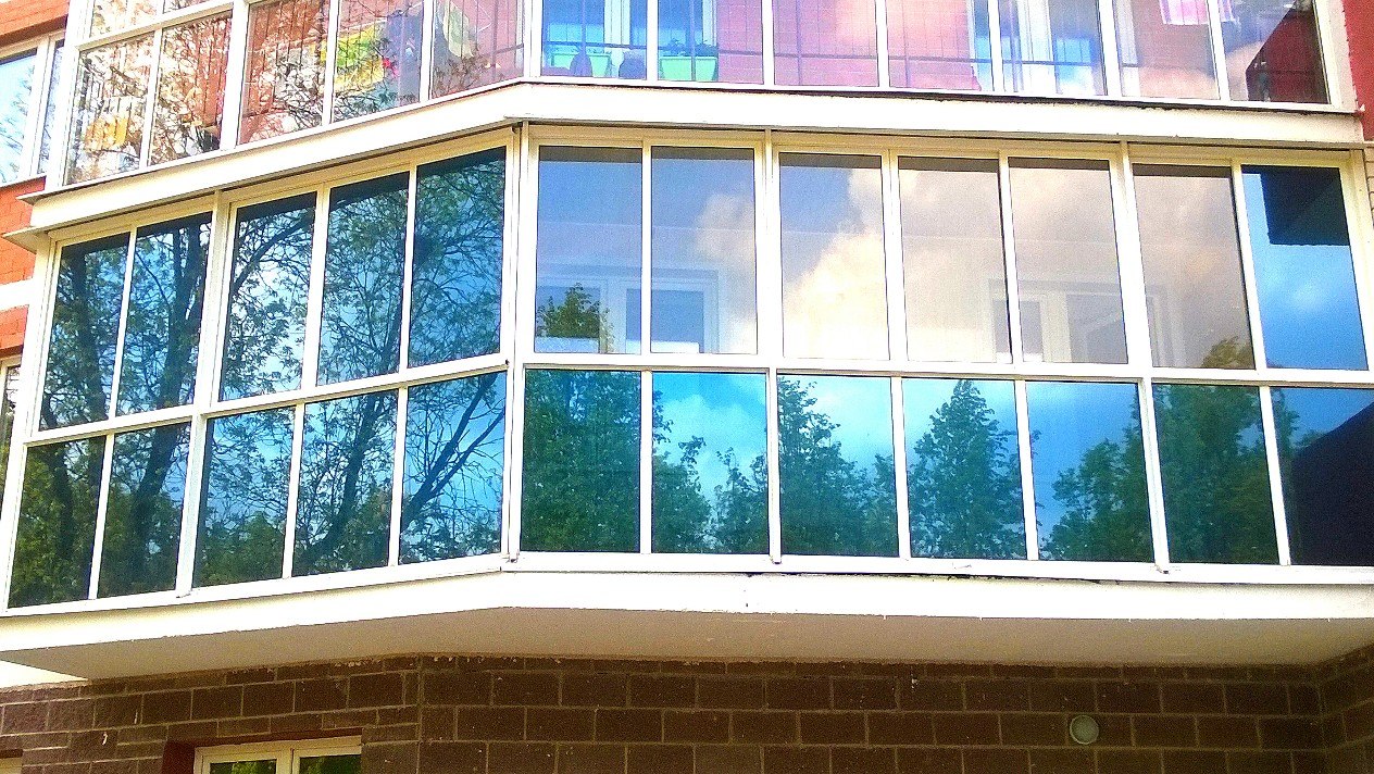 Пленка на окна балкона. Зеркальная тонировка балкона. Зеркальная тонировка на окна. Зеркальная пленка на балкон. Тонированные окна на балконе.