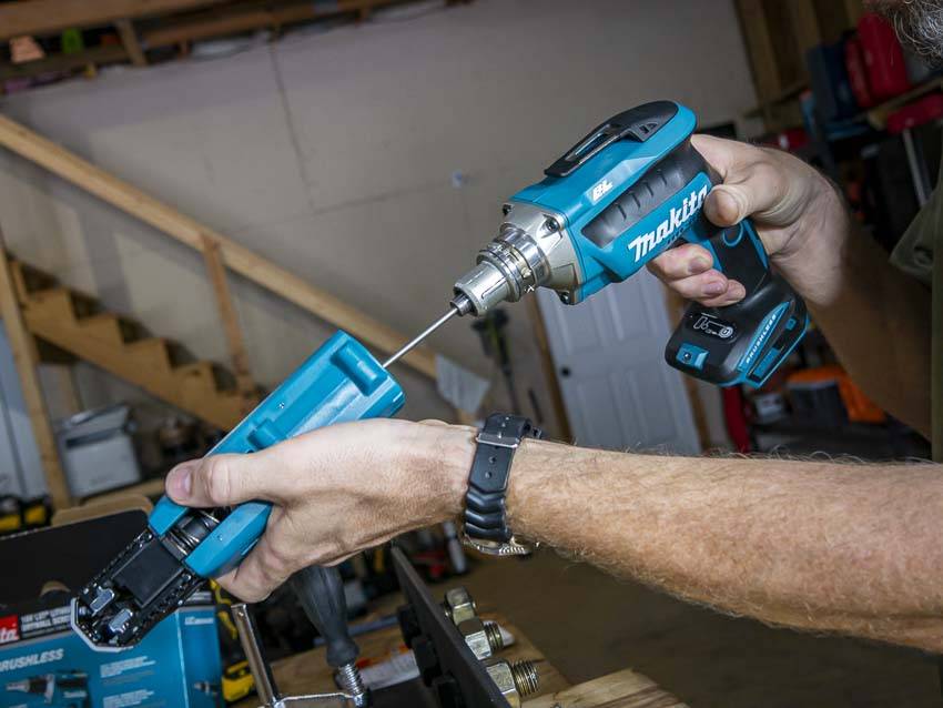 Как пользоваться шуруповертом. Makita 199145-0. Charger Screwdriver Makita. Makita сверление шуруповерта. Шуруповерт Макита открутить.