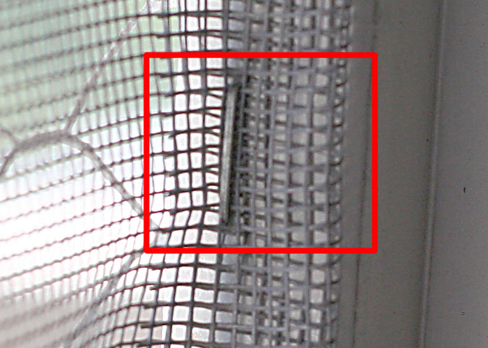 Можно ли ставить сетку. Крепление сетки ЦПВС К профилю. Металлическая сетка на окно. Крепеж для сетки антикошка. Крепление сетки к раме.