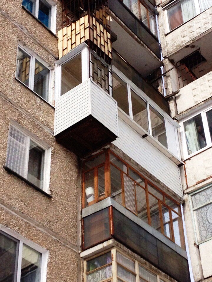 Балконы между домами. Жилой дом с балконами. Балкон в панельном доме. Пожарная лестница на балконе. Балкон в панельной пятиэтажке.